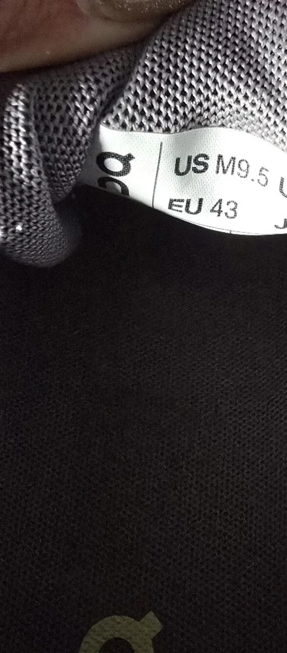 On Running Cloud 5 Push shoes in the Undyed White/Glacier